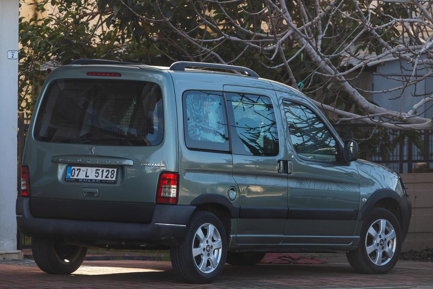 lado turquía 01 de marzo de 2022 peugeot partner gris está estacionado en la calle en un día cálido foto