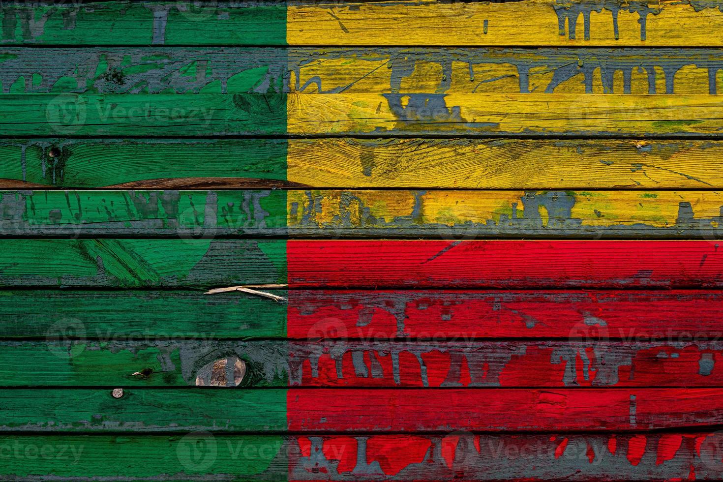 la bandera nacional de benin está pintada en tablas irregulares. símbolo del país. foto