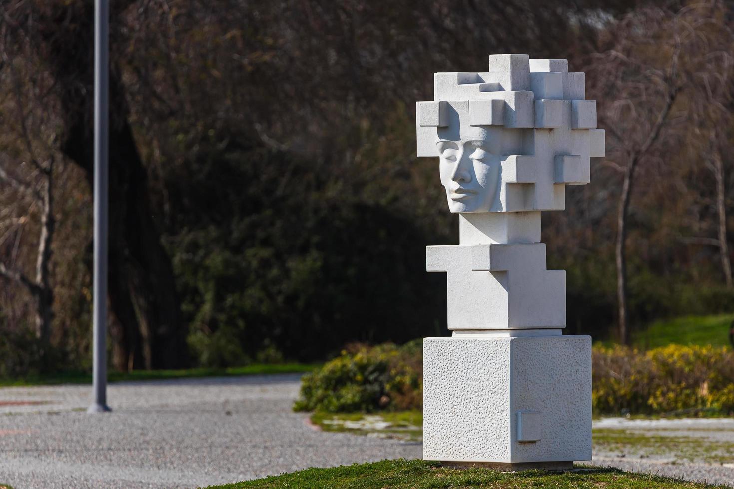 lado turquía 01 de marzo de 2022 escultura moderna de formas geométricas simples en el parque foto