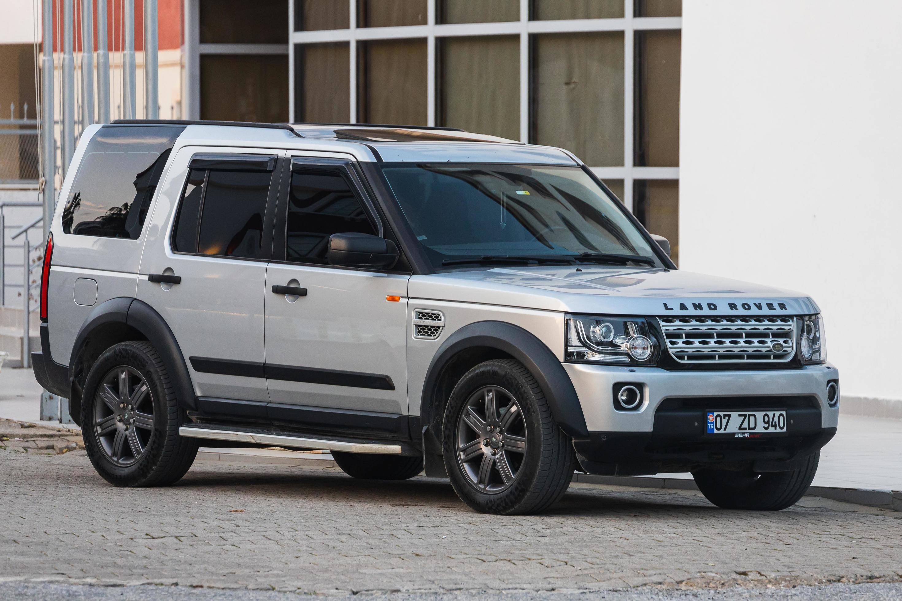 Gang Medaille gips Side Turkey February 18 2022 silver Land Rover Discovery 4 is parking on  the street on a summer day 8729360 Stock Photo at Vecteezy