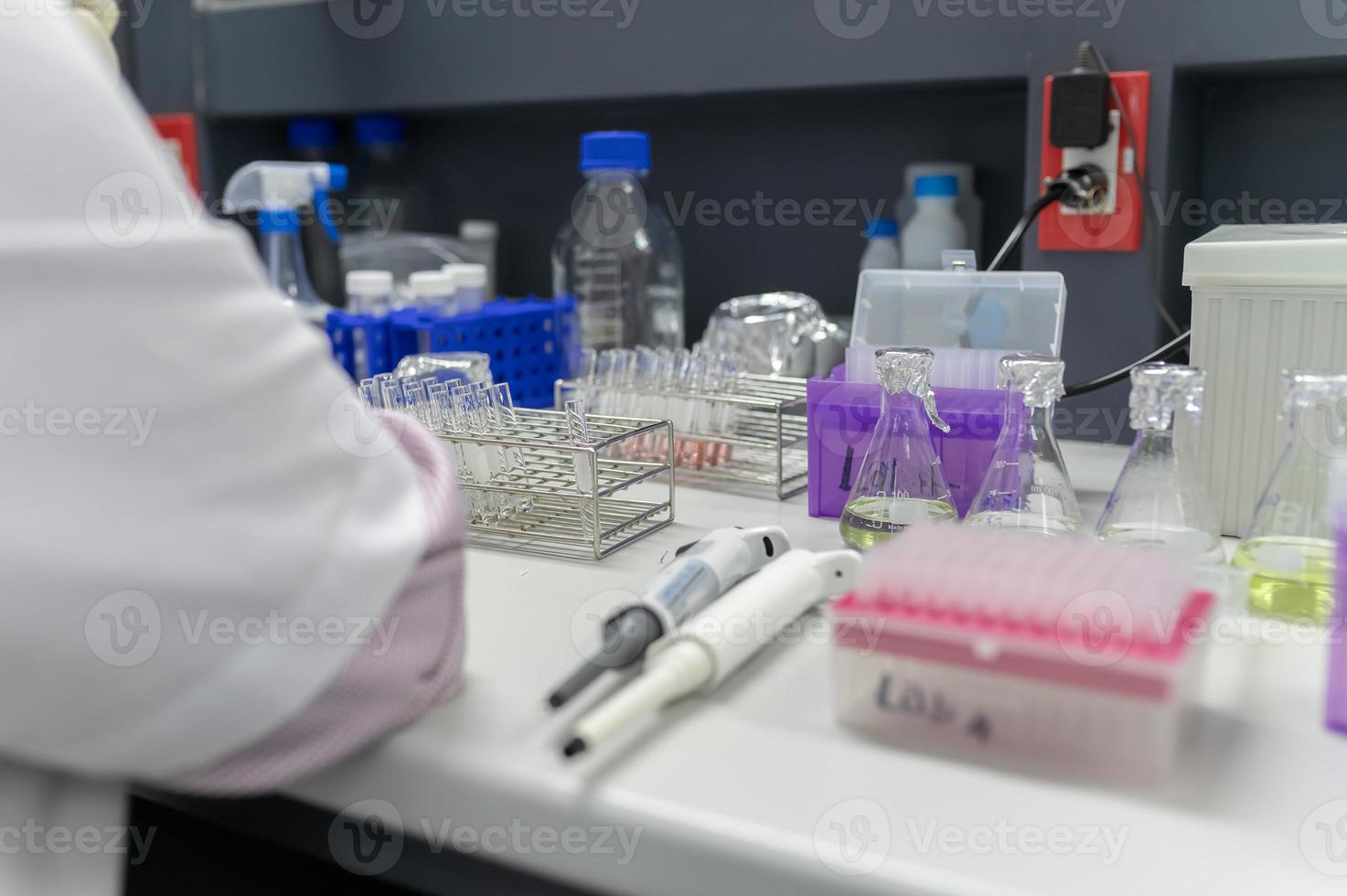 los químicos mezclaron productos químicos para encontrar medicamentos antirretrovirales en el laboratorio, se encontró un experimento para detectar virus en la sangre, desarrolladores de posibles medicamentos y vacunas contra covid-19 foto