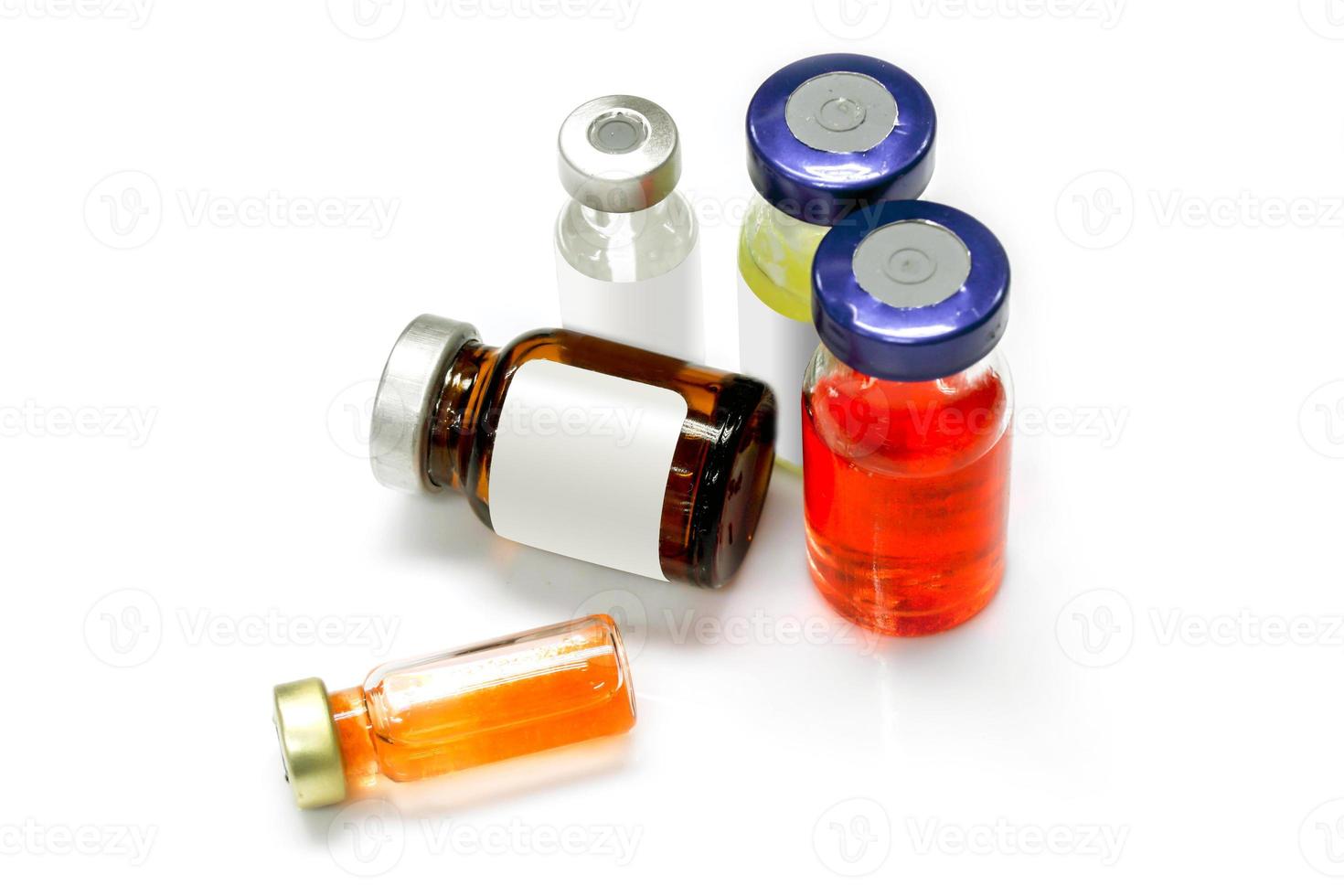 vacunas e inyecciones de drogas en viales de varios tamaños para inyección al paciente en un hospital aislado sobre fondo blanco. foto