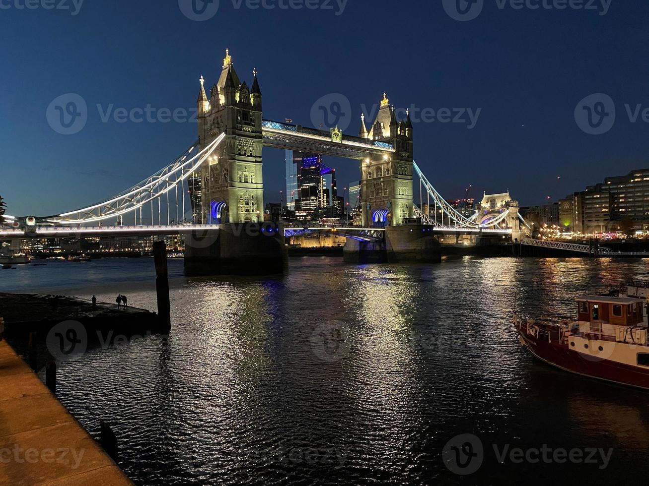 una vista del puente de la torre en la noche foto