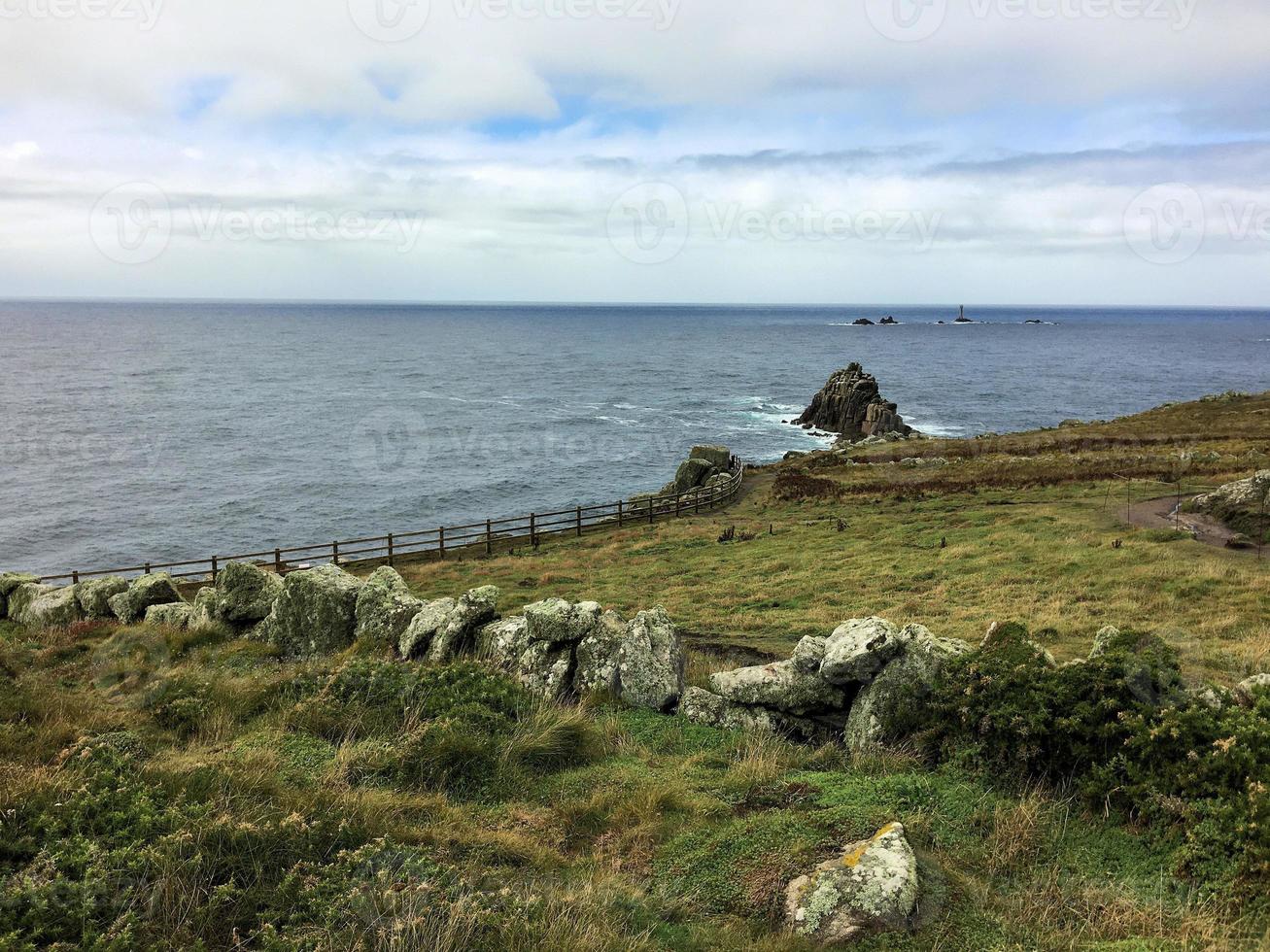 una vista del mar en lands end en cornwall foto