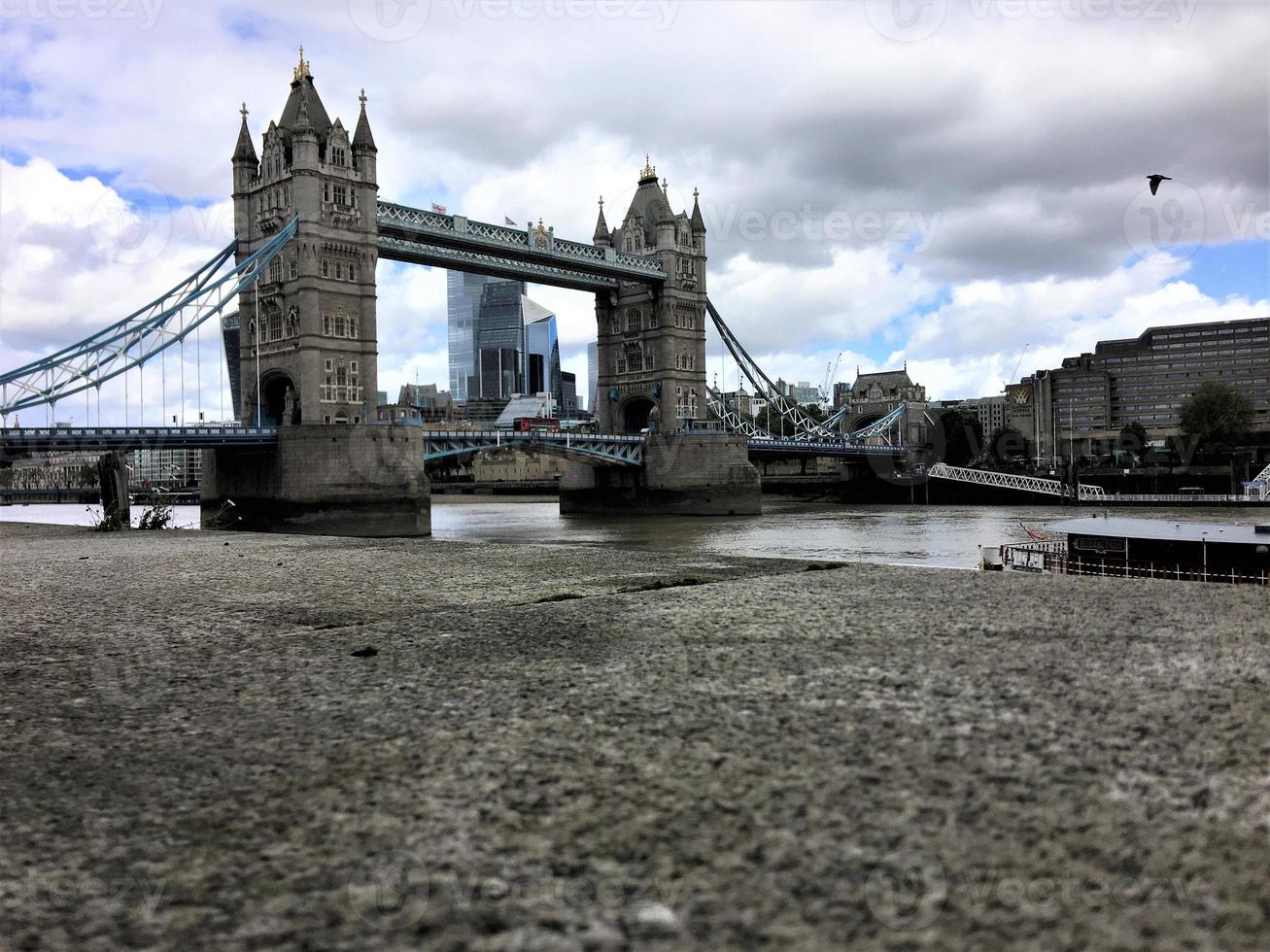 una vista del puente de la torre en londres con la apertura del puente levadizo foto