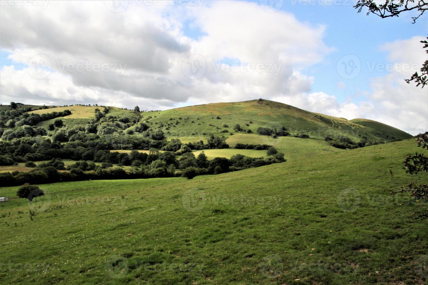 una vista de las colinas caradoc en shropshire foto