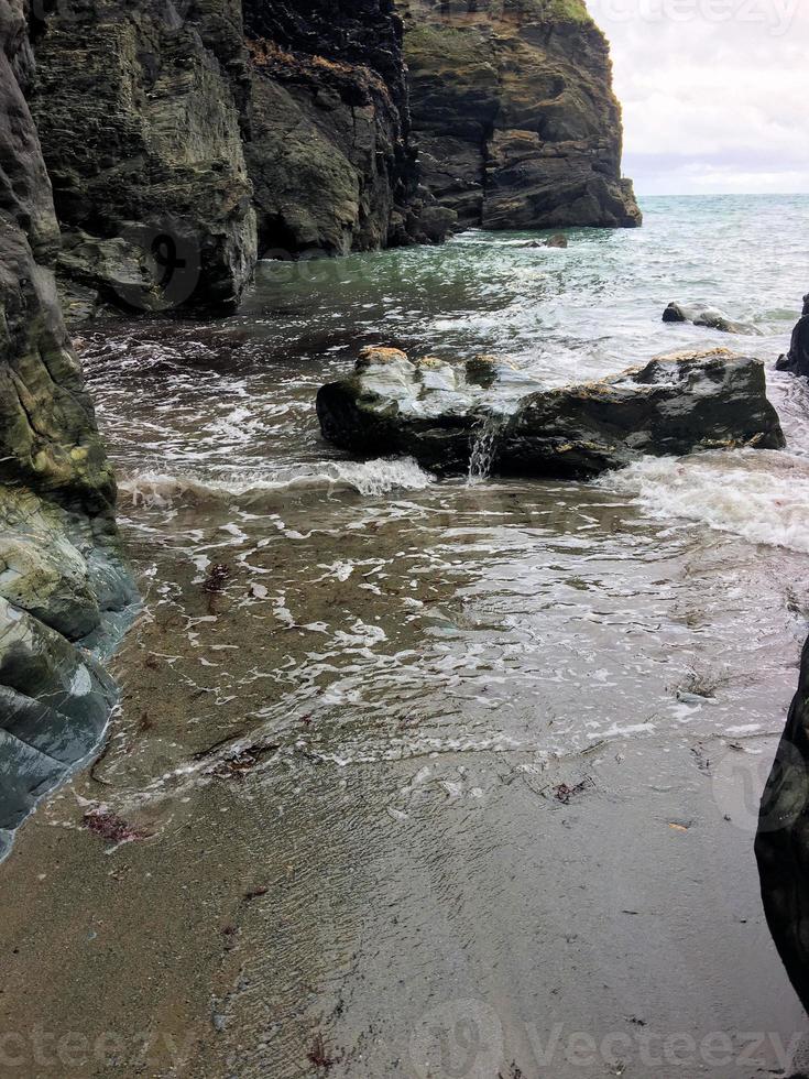 una vista de tintagel en cornualles foto