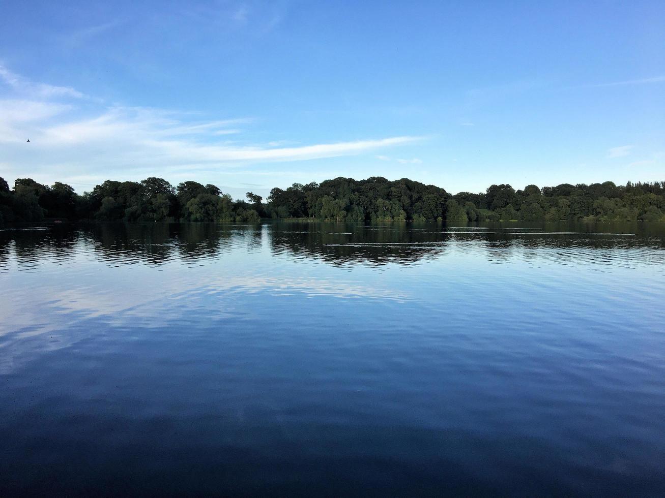 una vista del lago ellesmere al sol de la tarde foto