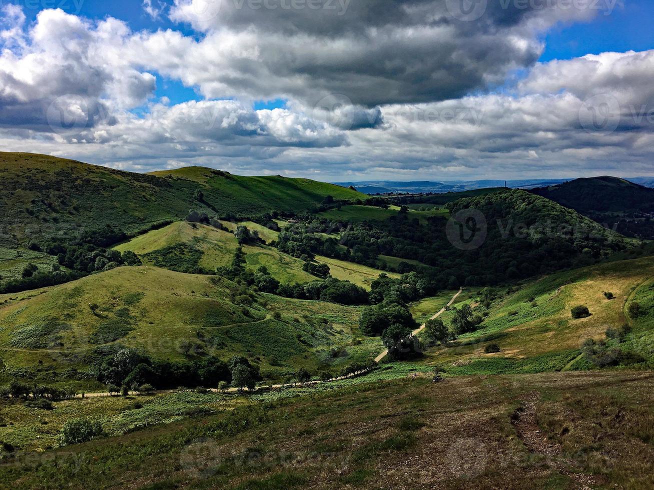 una vista de las colinas caradoc en shropshire foto