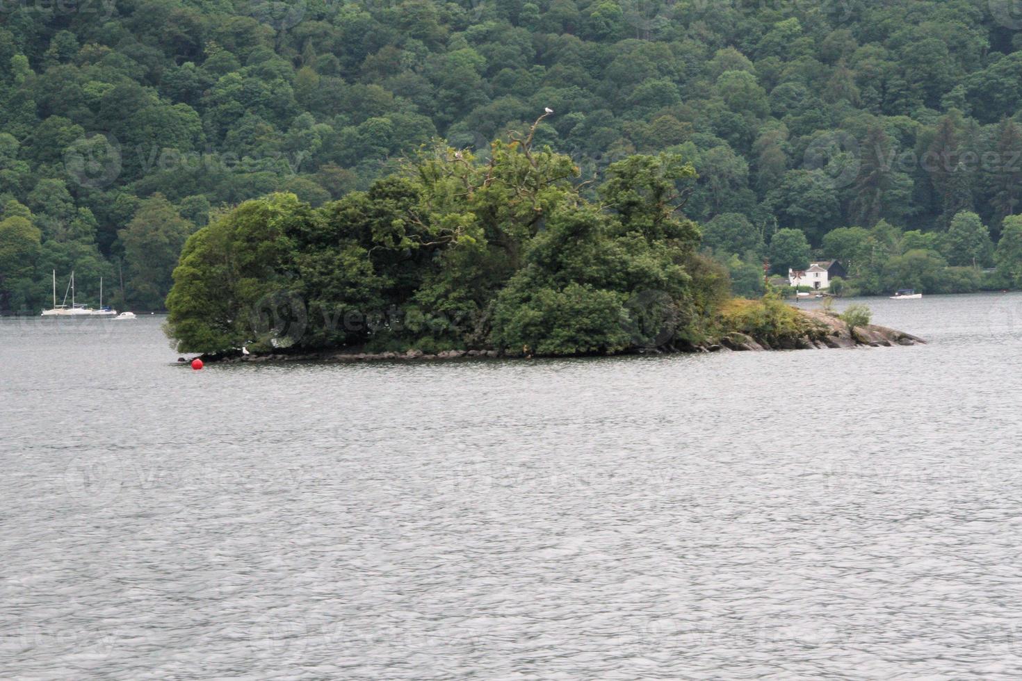 una vista del lago windermere en el distrito de los lagos foto