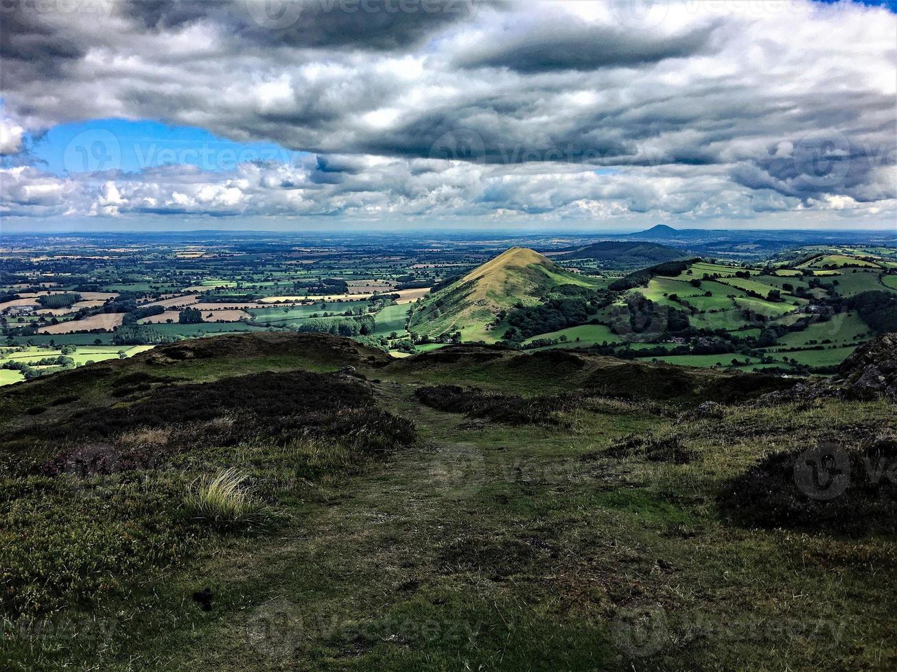 una vista de las colinas caradoc en shropshire foto