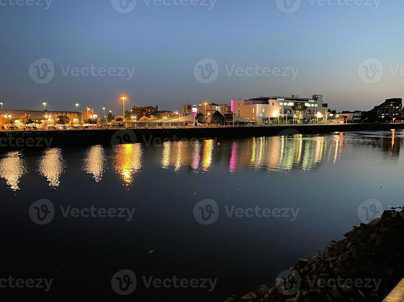 una vista de glasgow en escocia en la noche foto