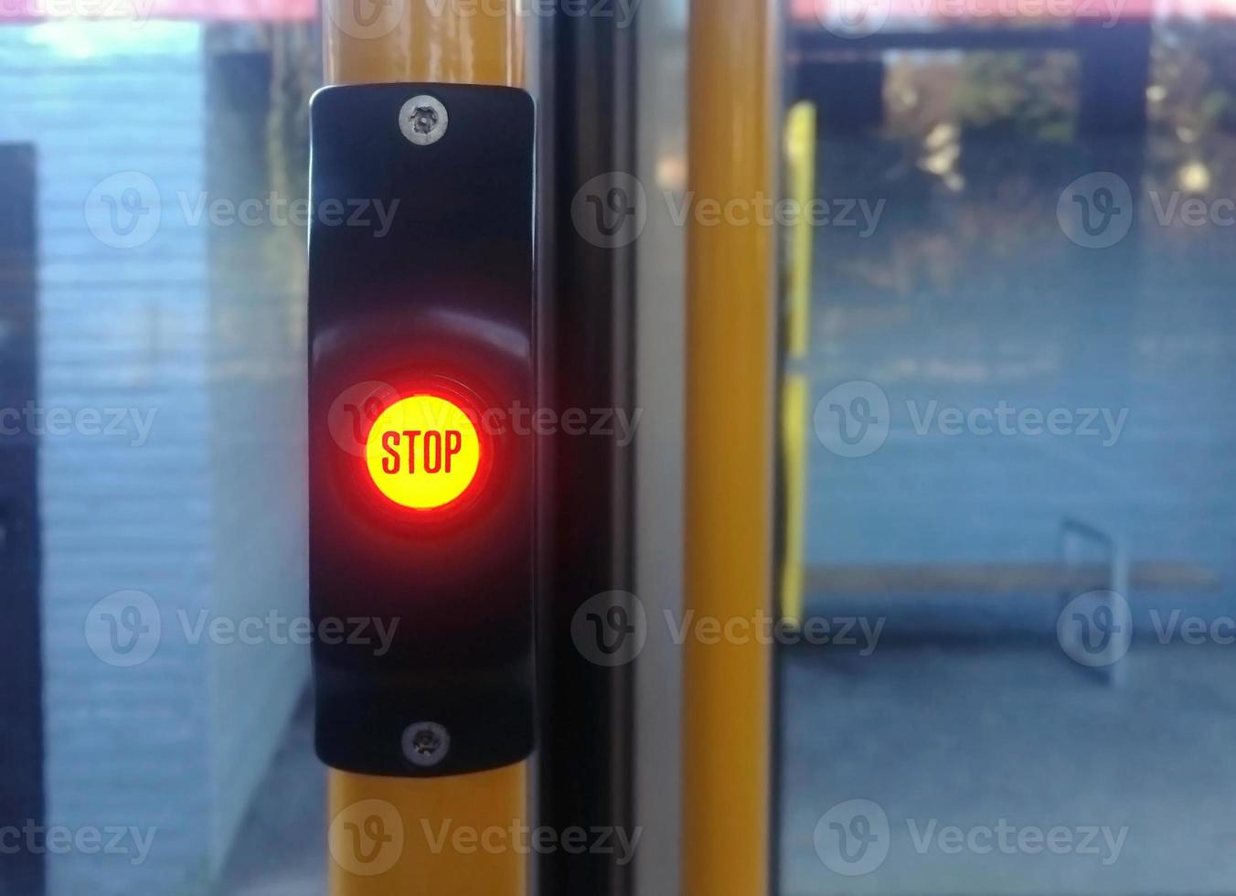 botón de parada brillante en un tranvía foto