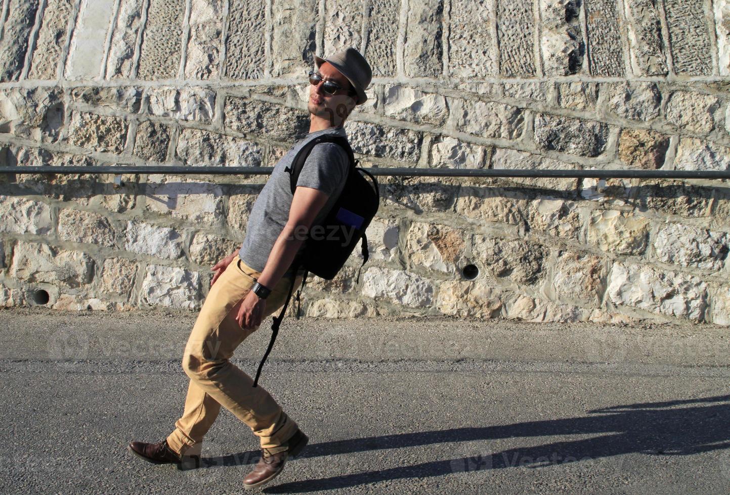 hombre caminando por un camino empinado en un ángulo divertido foto