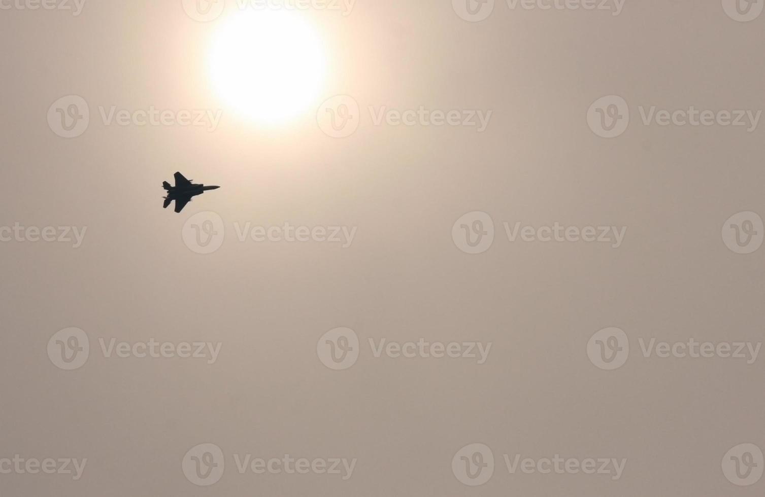 avión de combate volando más allá del sol en Japón foto