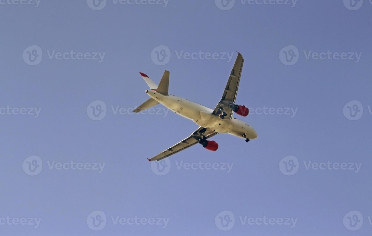 Ruido de aeronave - avión de bajo vuelo durante su aproximación foto