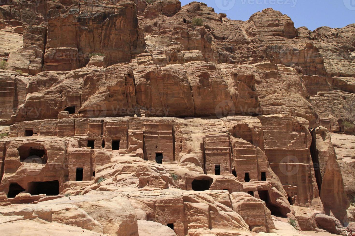 edificio monumental excavado en la roca en la antigua ciudad jordana de petra. foto