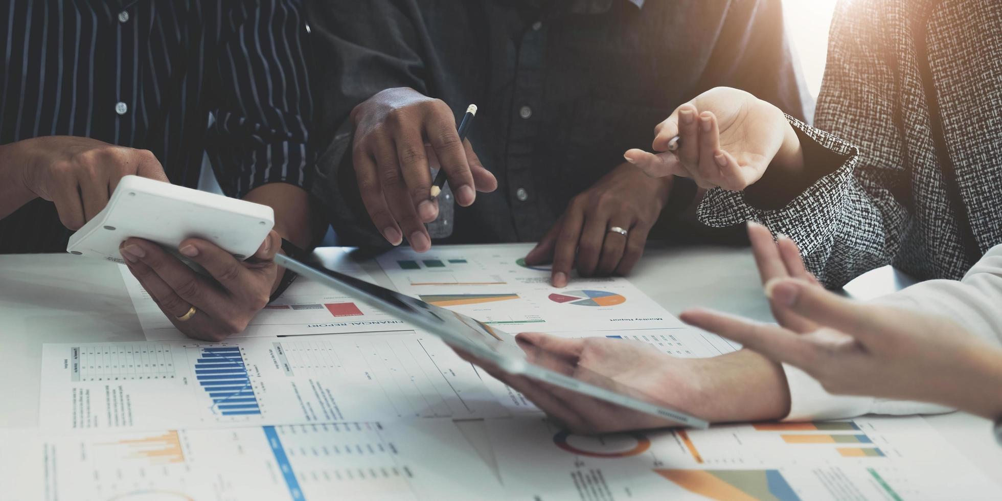 grupo de empresarios reunidos apuntando al gráfico para evaluar los beneficios empresariales. foto