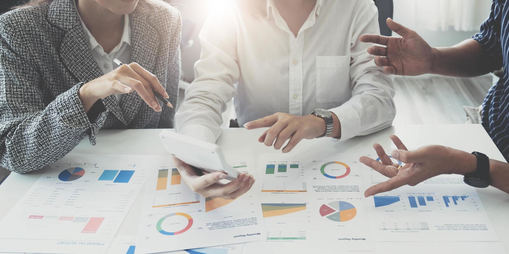 reunión de asesores empresariales asiáticos para analizar y discutir la situación del informe financiero en la sala de reuniones. consultor de inversiones, consultor financiero, asesor financiero y concepto de contabilidad foto