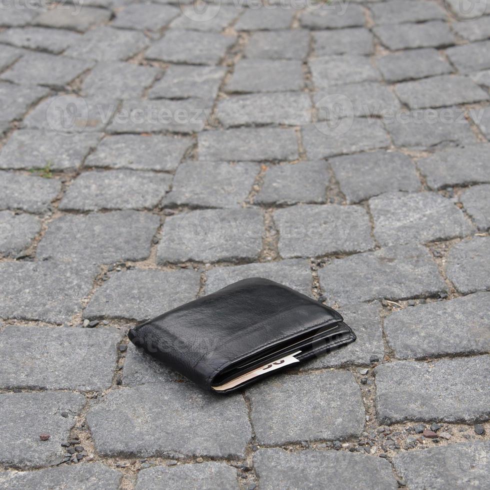 lost wallet on street photo