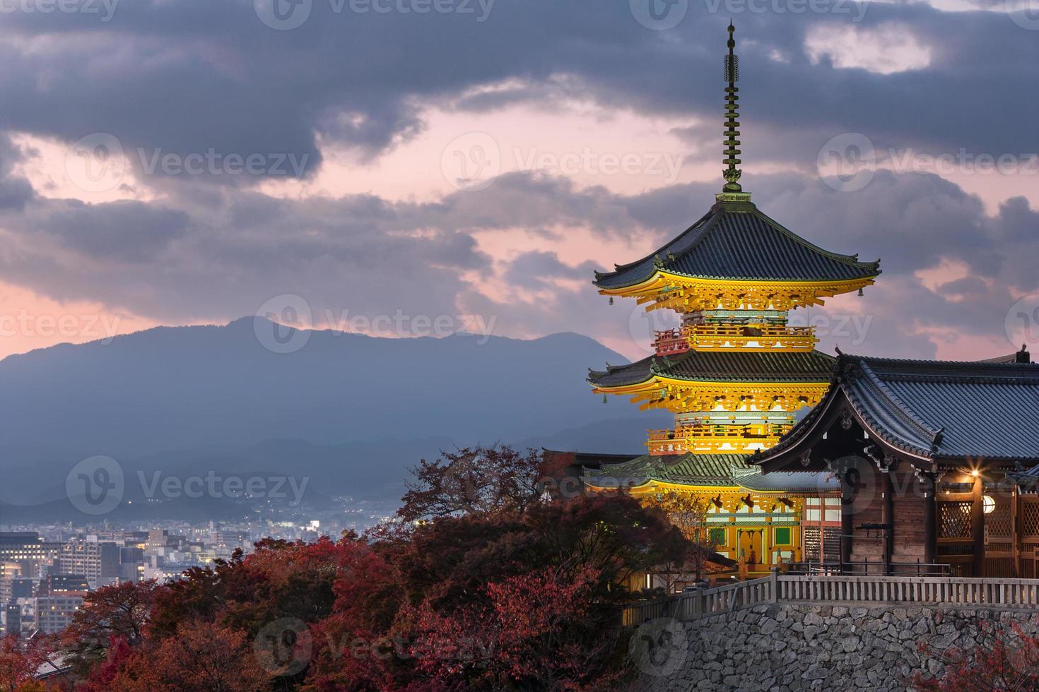 pagoda budista de tres pisos en el templo kiyomizu-dera en kyoto, japón. foto