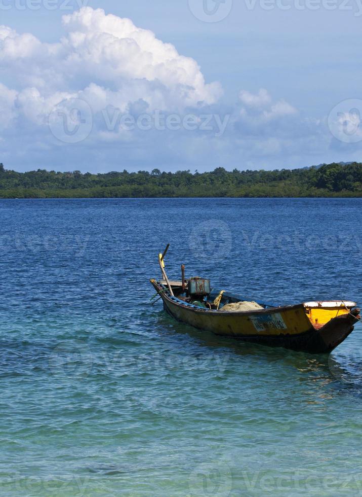 barco oxidado en la laguna, isla havelock, andaman, india. foto