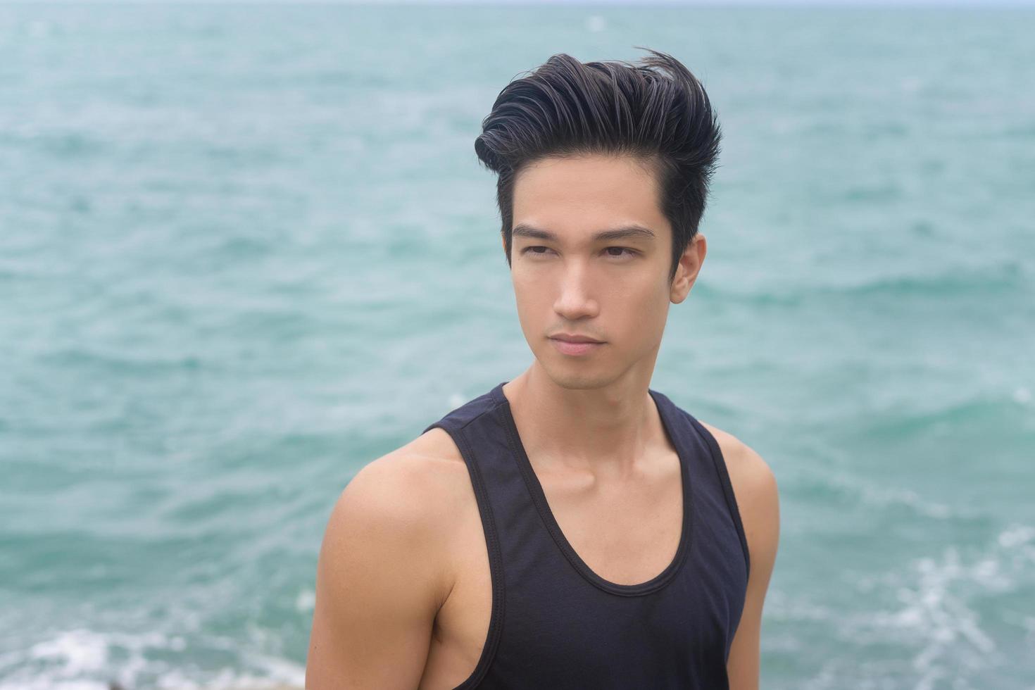 retrato de un turista masculino sonriente en la playa, concepto de turismo natural foto