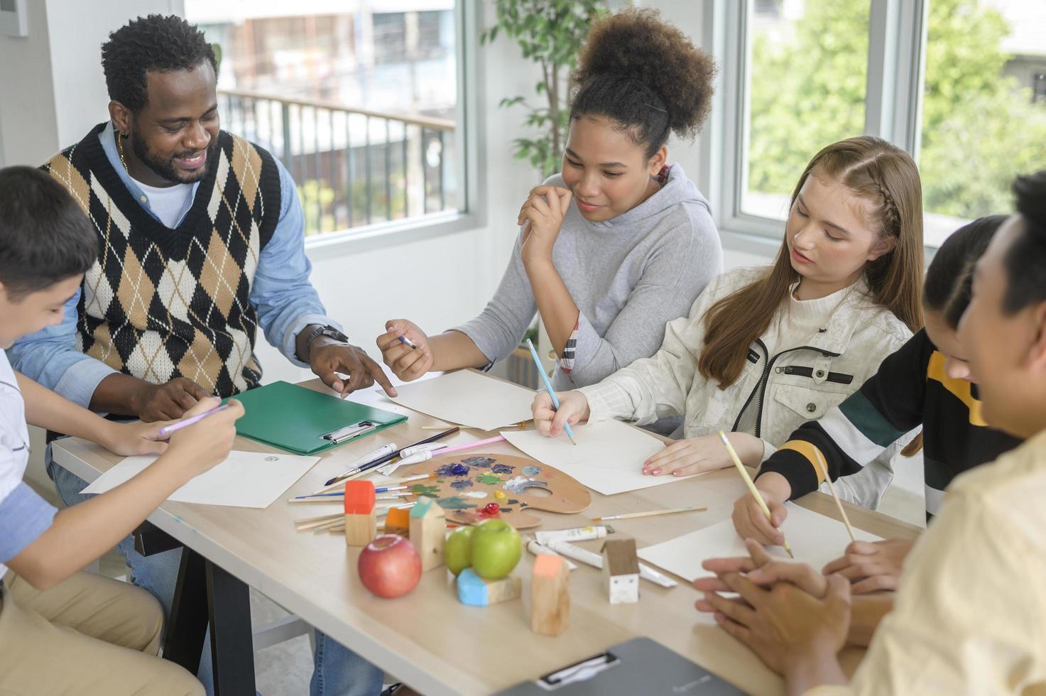 grupo de estudiantes que estudian y juegan con el concepto de maestro, educación y aprendizaje. foto