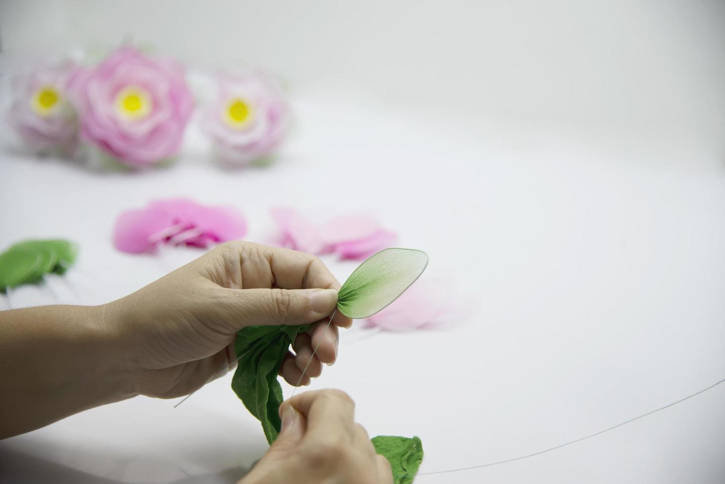 mujer haciendo una hermosa flor de nailon - gente con concepto de flor hecha a mano diy foto