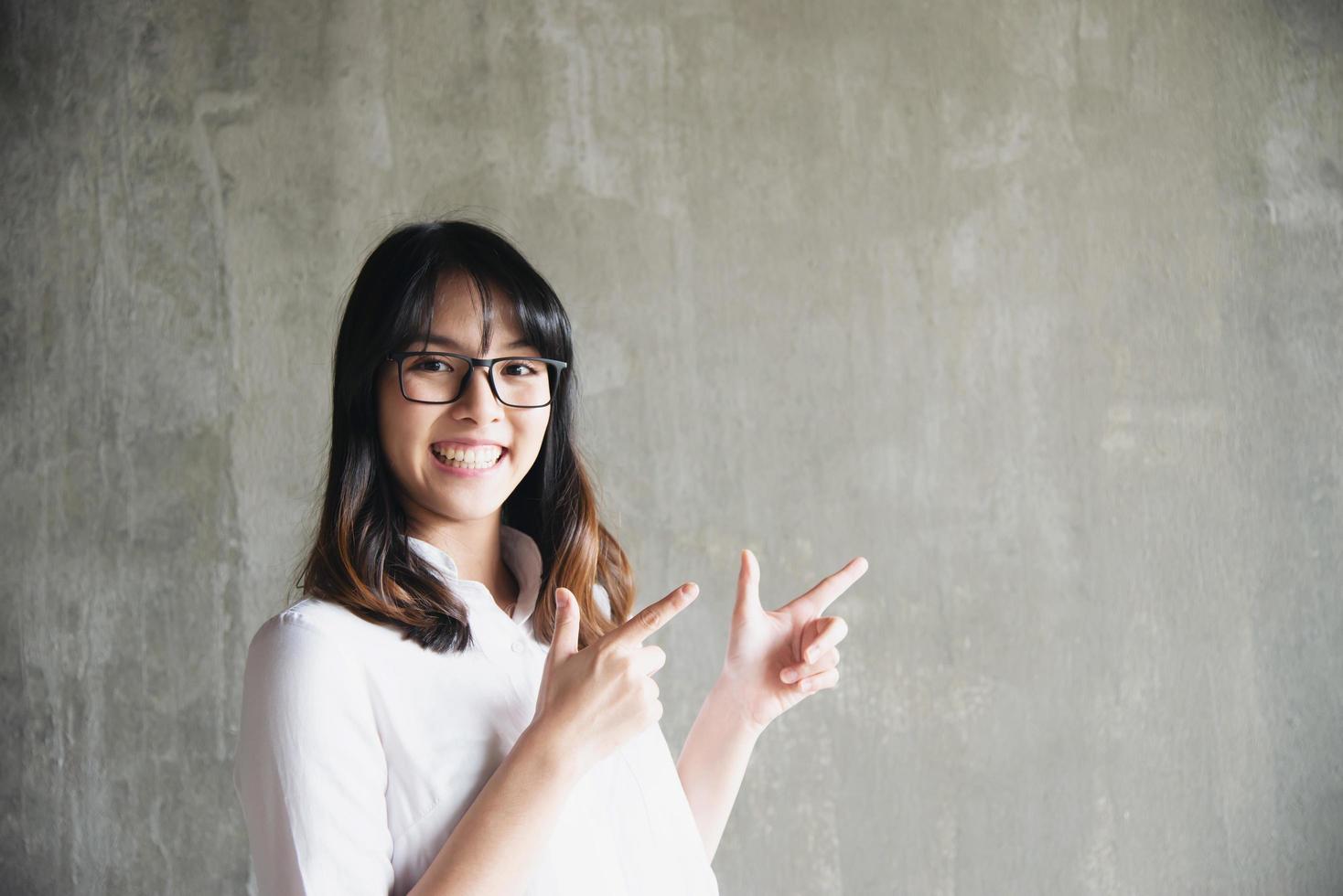 encantadora jovencita asiática portriat - concepto de estilo de vida de mujer feliz foto