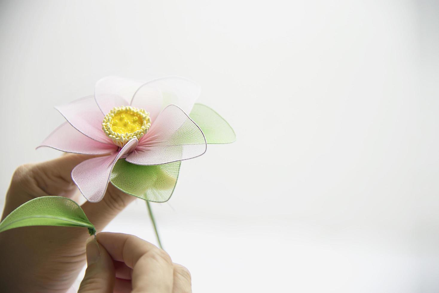 mujer haciendo una hermosa flor de nailon - gente con concepto de flor hecha a mano diy foto