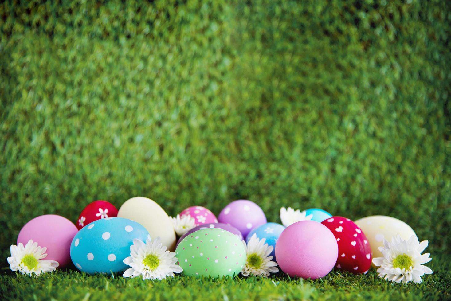 fondo de huevos de pascua pintados de colores - concepto de fondo de celebración de vacaciones de pascua foto