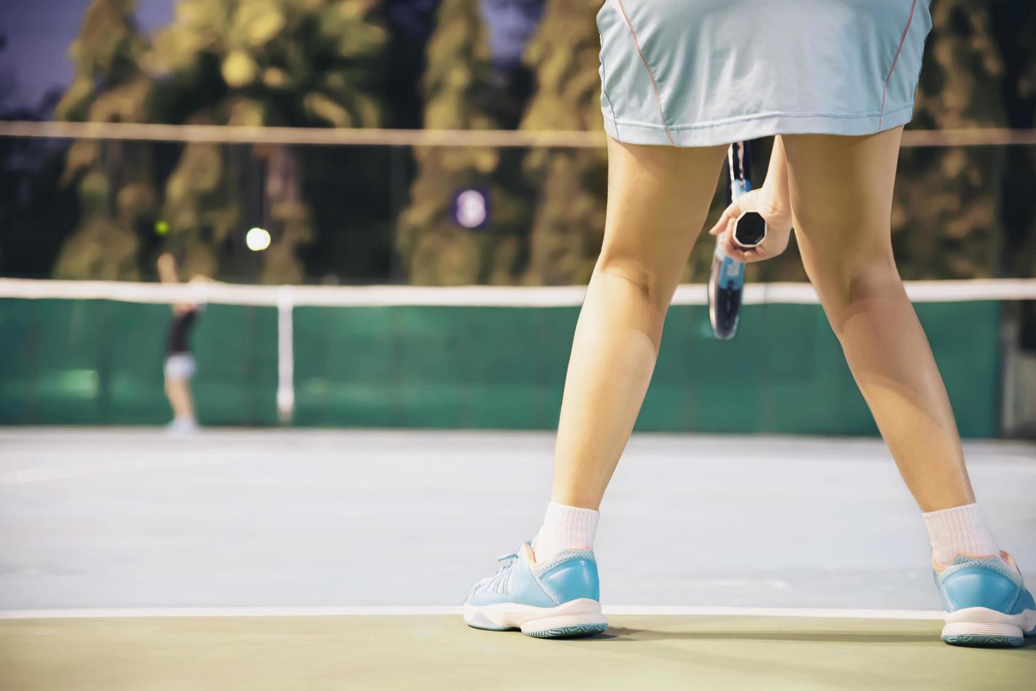 partido de tenis en el que el oponente sirve a la jugadora - concepto de juego deportivo de tenis foto