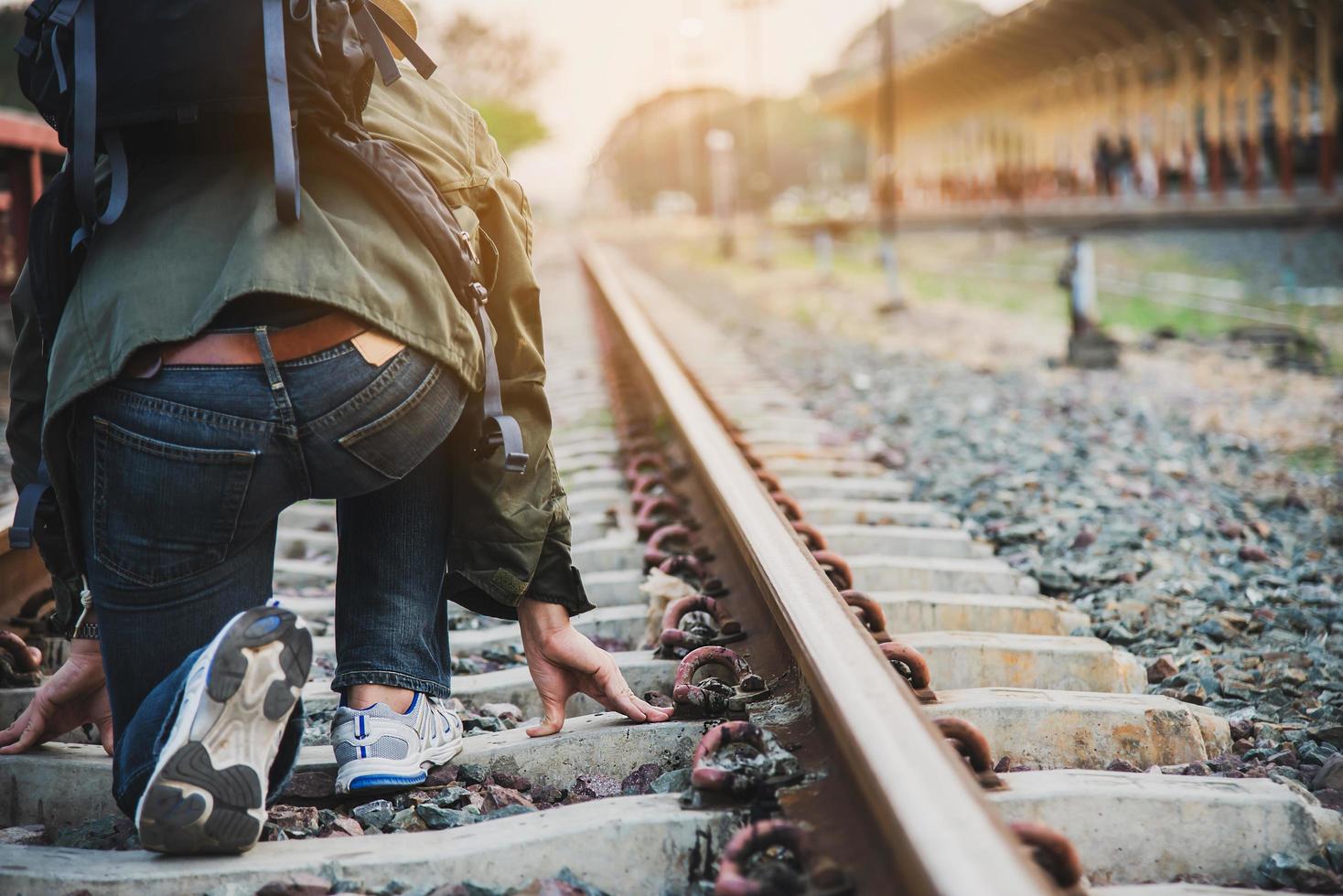 hombre de viaje espera el tren en la plataforma - personas actividades de estilo de vida de vacaciones en el concepto de transporte de la estación de tren foto