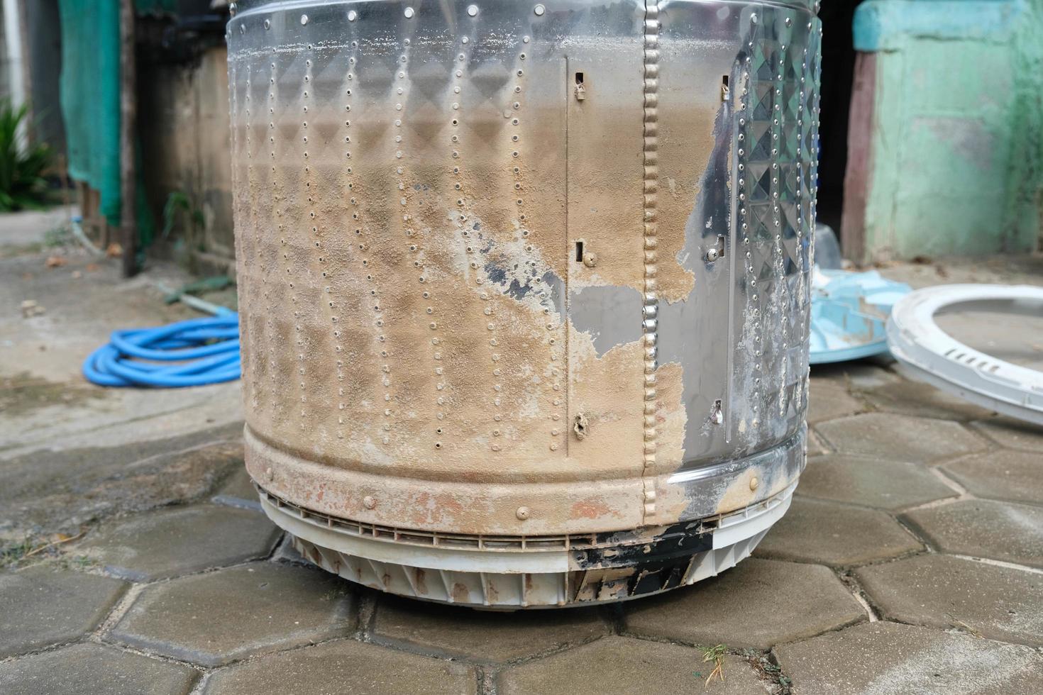 Parts and accessories inside of machine for washing clothes that have