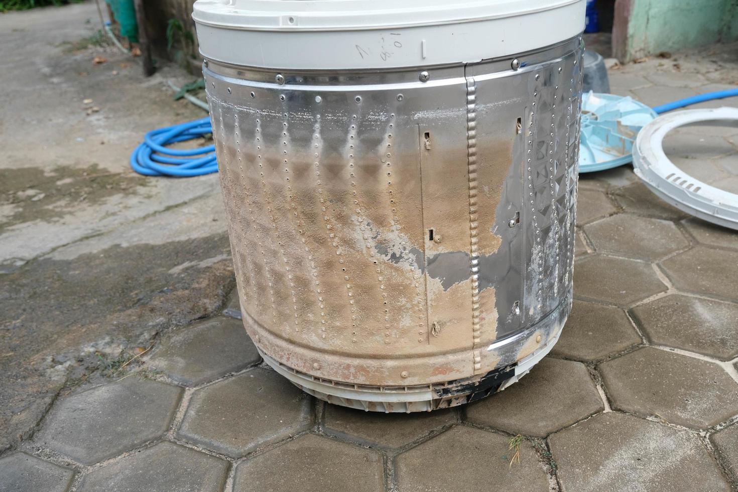 Parts and accessories inside of machine for washing clothes that have