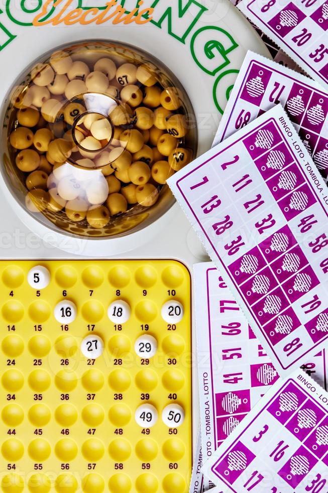 Juego de bingo electrónico con cartones para jugar. imagen vertical vista desde arriba. foto