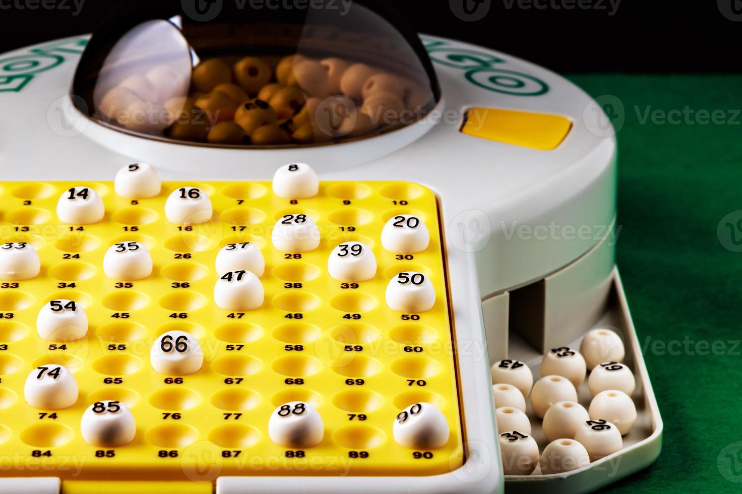 Juego de bingo electrónico con bolas para jugar. imagen horizontal foto