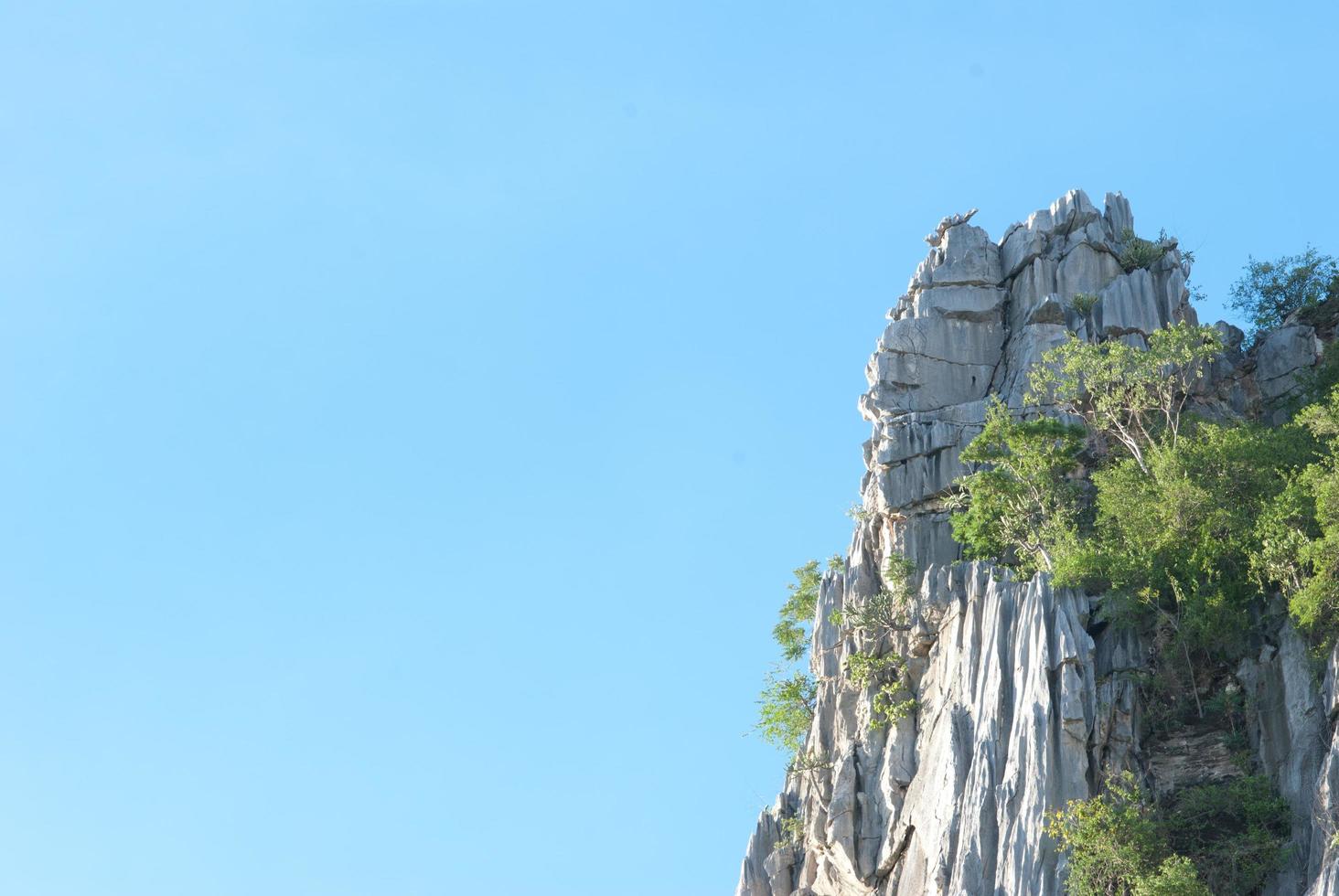 montaña de roca con cielo azul en la provincia de nakhonsawan, tailandia foto