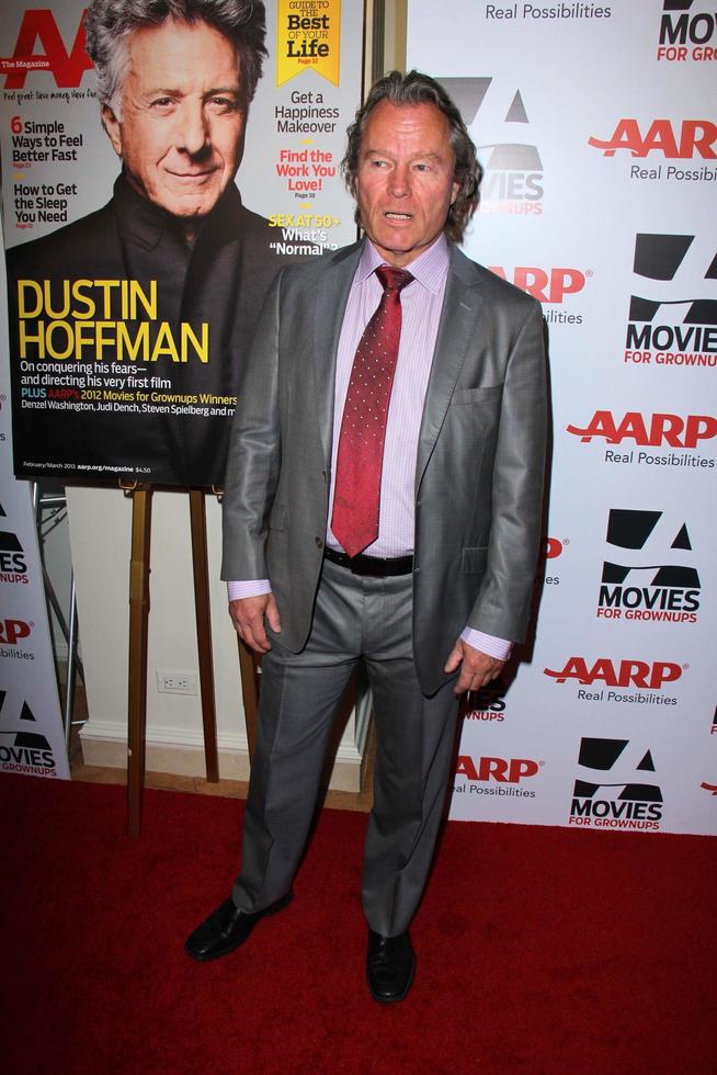 los angeles, 12 de febrero - john savage llega al almuerzo de premios de películas para adultos de aarp en el hotel peninsula el 12 de febrero de 2013 en beverly hills, ca foto