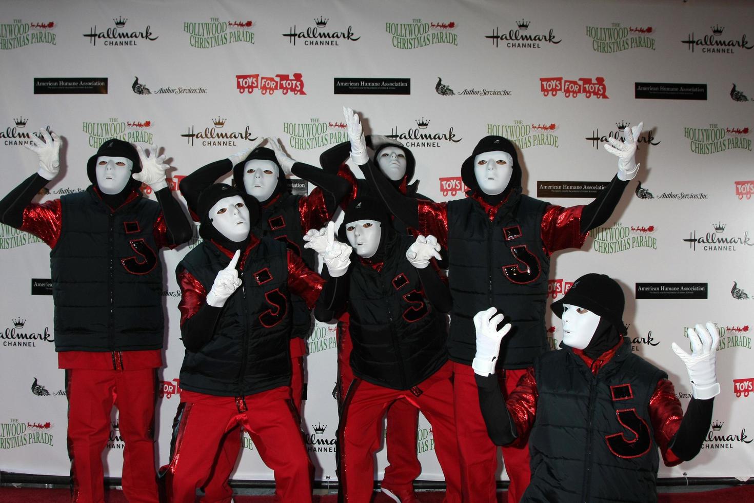 los angeles, 27 de noviembre - jabbawockeez llega al desfile de navidad de hollywood 2011 en hollywood boulevard at sycamore el 27 de noviembre de 2011 en los angeles, ca foto