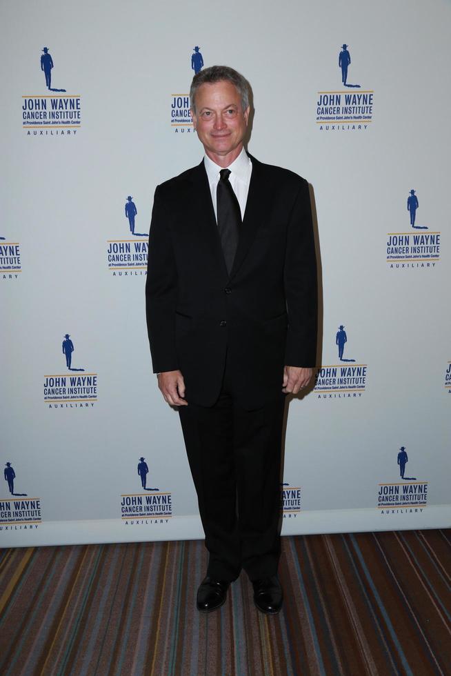 los angeles, 11 de febrero - gary sinise en el 30º baile anual de la odisea de john wayne en el hotel beverly wilshire el 11 de abril de 2015 en beverly hills, ca foto