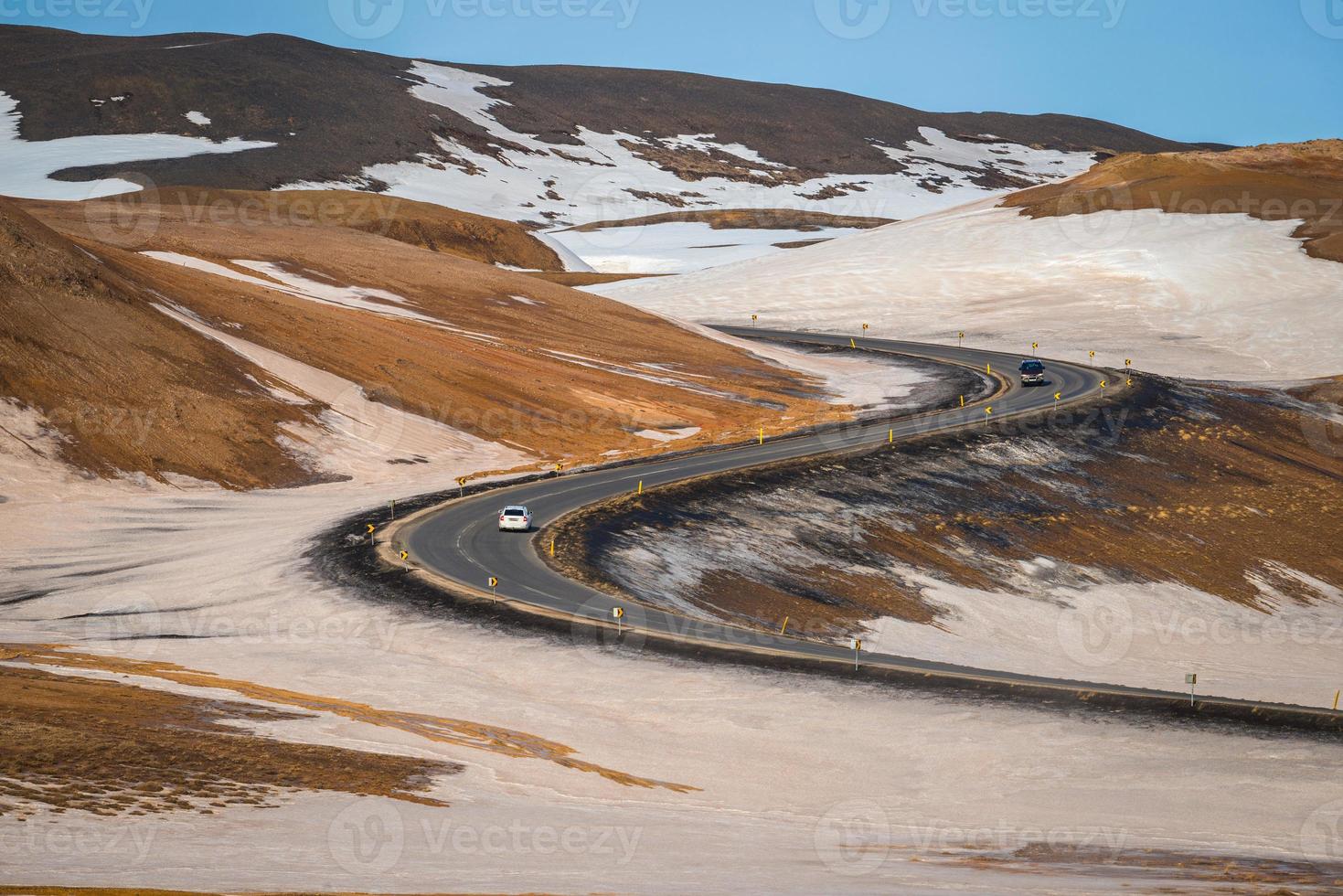 la hermosa carretera en forma de s y el hermoso paisaje en la región norte de islandia en la temporada de invierno. foto