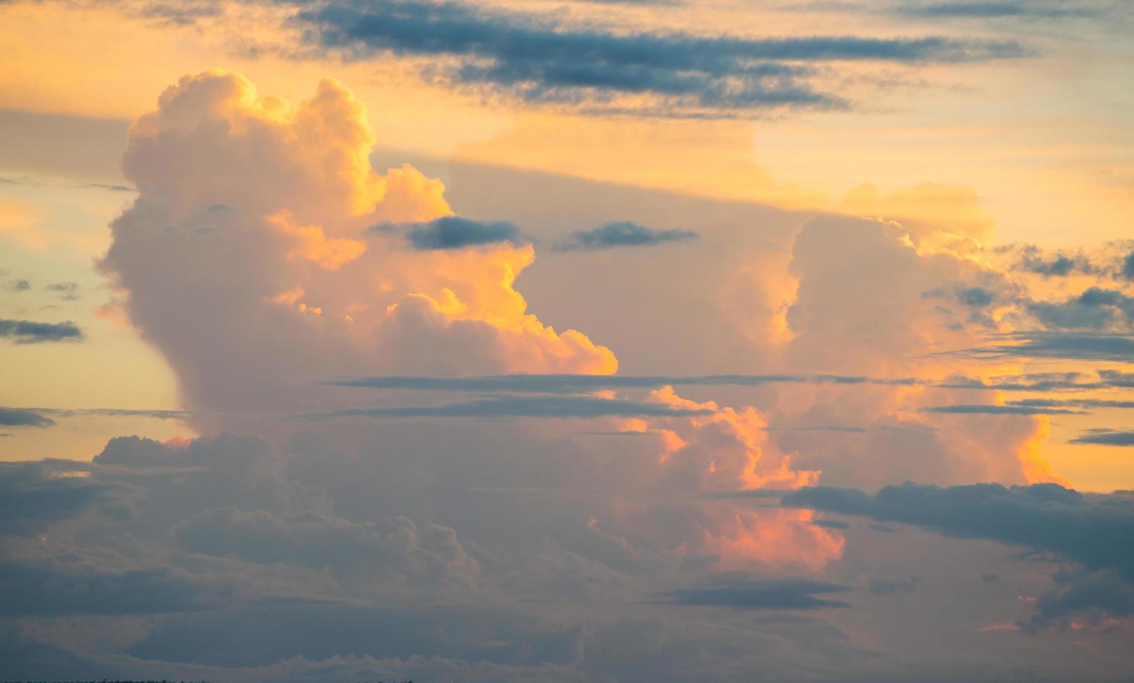 el hermoso cielo y las nubes al atardecer. foto