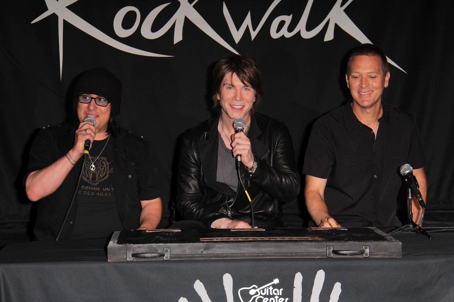 los angeles, 7 de mayo - robby takac, john rzeznik, mike malinin en la inducción de goo goo dolls rockwalk en el paley center for media el 7 de mayo de 2013 en beverly hills, ca foto