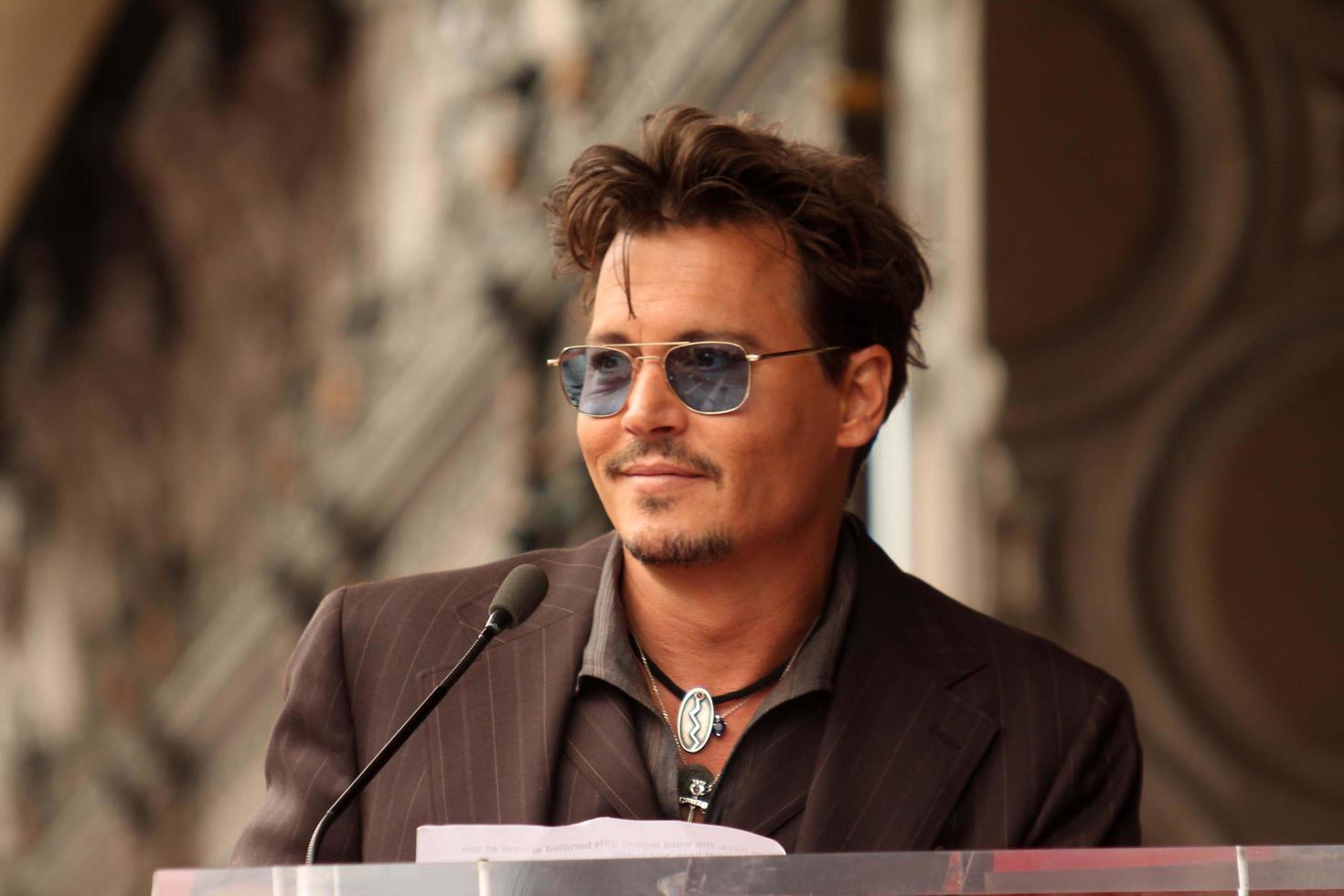 los angeles, 24 de junio - johnny depp en la estrella de jerry bruckheimer en el paseo de la fama de hollywood en el teatro el capitan el 24 de junio de 2013 en los angeles, ca foto