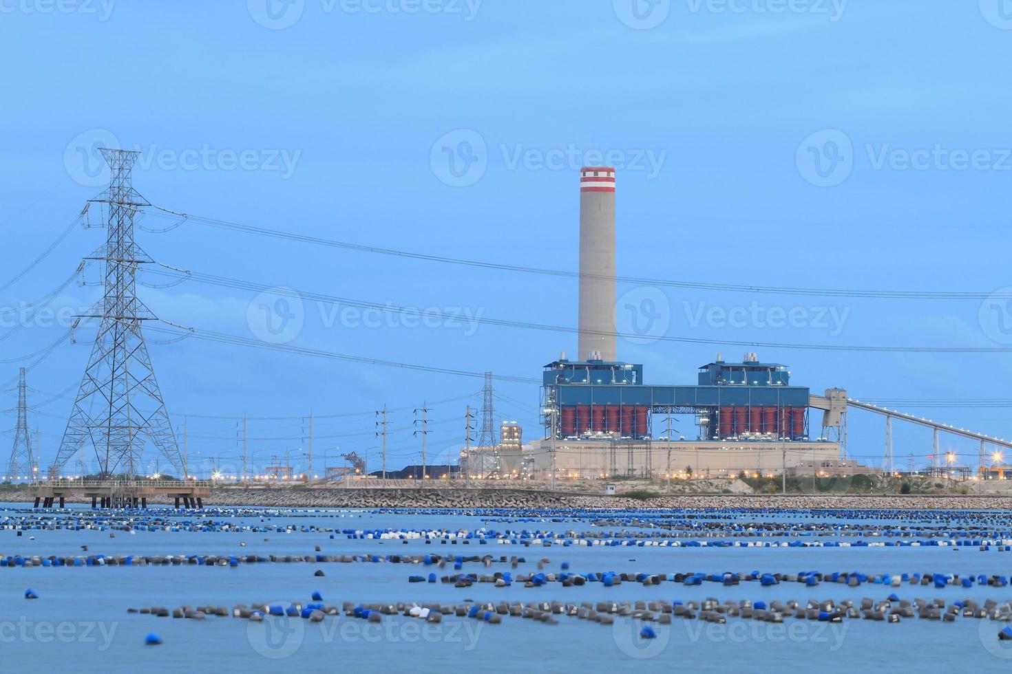 planta de energía eléctrica de combustión de carbón de combustible fósil foto