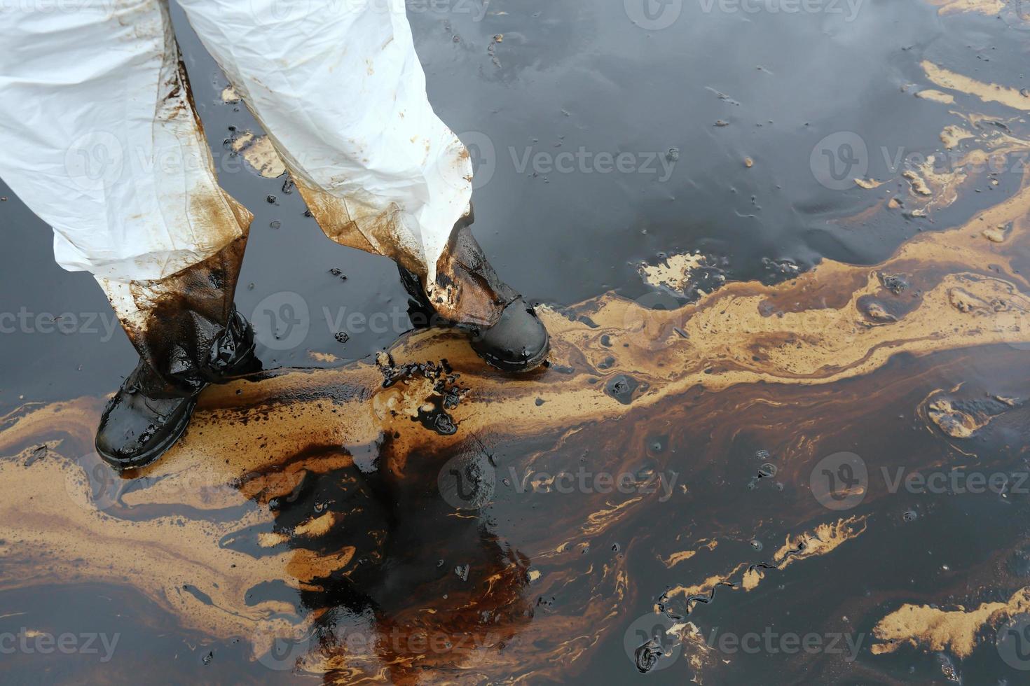 clean up Crude oil stain photo