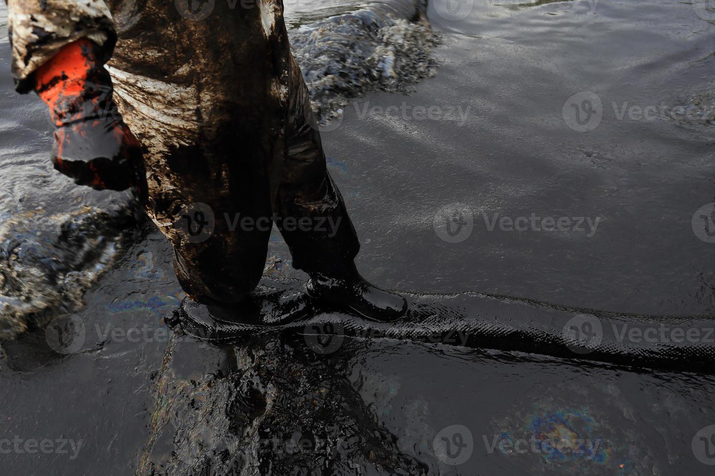 clean up Crude oil stain photo