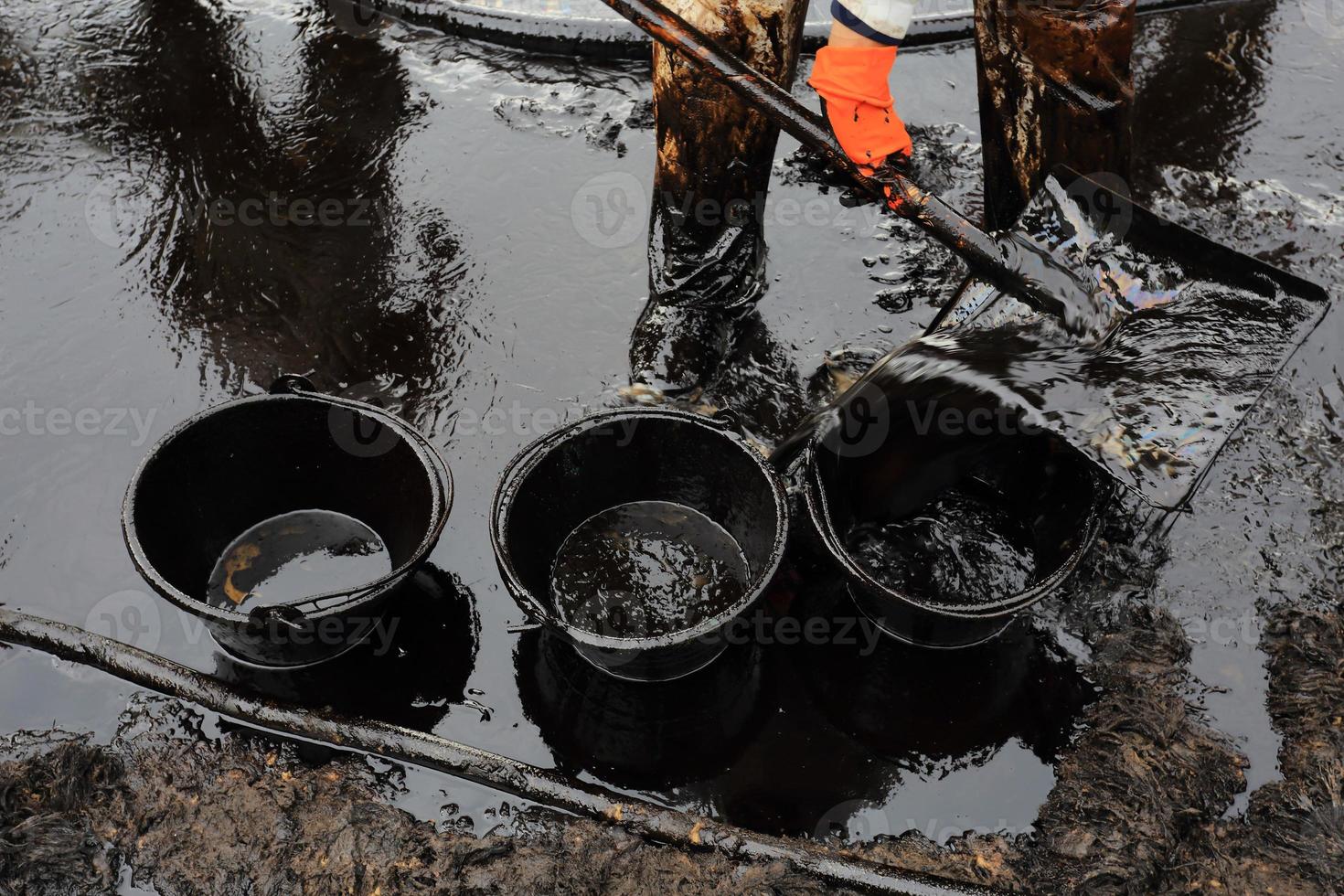 clean up Crude oil stain 8755208 Stock Photo at Vecteezy